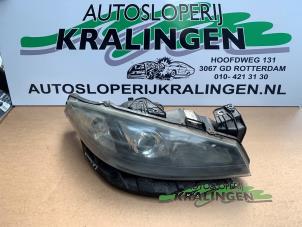 Gebruikte Koplamp rechts Renault Laguna II Grandtour (KG) 2.0 16V Turbo Prijs € 99,99 Margeregeling aangeboden door Autosloperij Kralingen B.V.