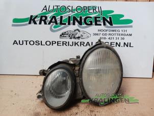 Gebruikte Koplamp links Mercedes CLK (C208) 2.0 200K Evo 16V Prijs € 24,99 Margeregeling aangeboden door Autosloperij Kralingen B.V.