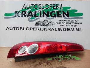 Gebruikte Achterlicht links Ford Fiesta 5 (JD/JH) 1.3 Prijs € 24,99 Margeregeling aangeboden door Autosloperij Kralingen B.V.
