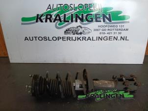 Gebruikte Schokdemper links-voor Ford Fiesta 6 (JA8) 1.25 16V Prijs € 49,99 Margeregeling aangeboden door Autosloperij Kralingen B.V.