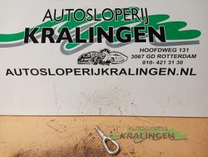 Gebruikte Sleepoog voor BMW 3 serie Touring (E46/3) 316i 16V Prijs € 9,99 Margeregeling aangeboden door Autosloperij Kralingen B.V.