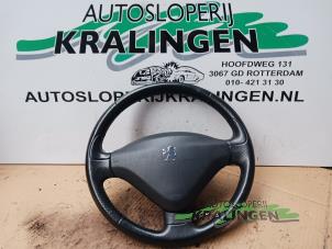 Gebruikte Stuurwiel Peugeot 207/207+ (WA/WC/WM) 1.4 16V VTi Prijs € 49,99 Margeregeling aangeboden door Autosloperij Kralingen B.V.
