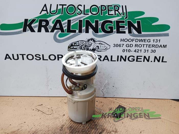 Gebruikte Benzinepomp Volkswagen Passat Variant (3B6) 2.0 Prijs op aanvraag aangeboden door Autosloperij Kralingen B.V.