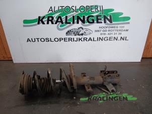 Gebruikte Schokdemper links-voor Renault Modus/Grand Modus (JP) 1.2 16V Prijs € 49,99 Margeregeling aangeboden door Autosloperij Kralingen B.V.