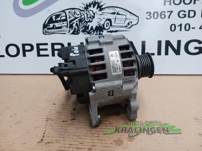 Alternator van een Volkswagen Polo IV (9N1/2/3) 1.4 16V 2002