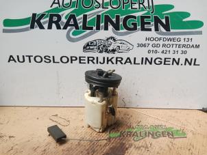 Gebruikte Benzinepomp Mercedes V (638.2) V-200 2.0 16V Prijs € 150,00 Margeregeling aangeboden door Autosloperij Kralingen B.V.