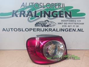 Gebruikte Achterlicht links Volkswagen Golf Plus (5M1/1KP) 1.6 FSI 16V Prijs € 34,99 Margeregeling aangeboden door Autosloperij Kralingen B.V.