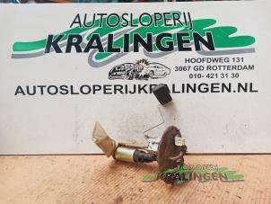 Gebruikte Benzinepomp Mazda Demio (DW) 1.5 16V Prijs € 24,99 Margeregeling aangeboden door Autosloperij Kralingen B.V.