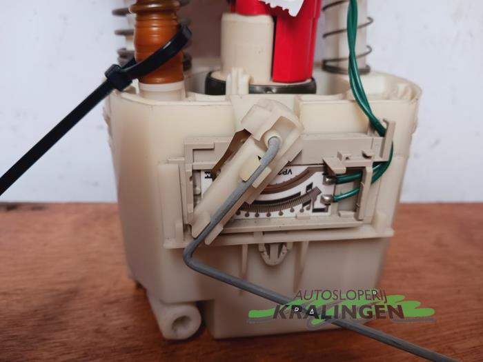 Benzinepomp van een Mazda 2 (NB/NC/ND/NE) 1.4 16V 2003