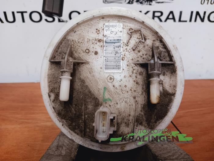 Benzinepomp van een Mazda 2 (NB/NC/ND/NE) 1.4 16V 2003