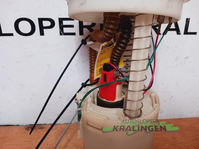 Benzinepomp van een Mazda 2 (NB/NC/ND/NE) 1.4 16V 2003