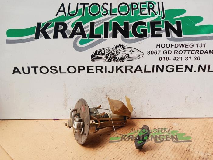 Gebruikte Benzinepomp Mazda 121 (JA/JB) 1.3i LX,GLX Prijs € 24,99 Margeregeling aangeboden door Autosloperij Kralingen B.V.