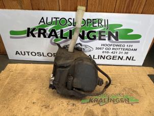 Gebruikte Ruitensproeiertank voor Peugeot 307 CC (3B) 2.0 16V Prijs € 24,99 Margeregeling aangeboden door Autosloperij Kralingen B.V.