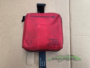 Gebruikte EHBO kit Porsche Panamera Prijs € 24,99 Margeregeling aangeboden door Autosloperij Kralingen B.V.