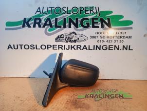 Gebruikte Spiegel Buiten links Mazda 323 Fastbreak (BJ14) 2.0 DTiD 16V Prijs op aanvraag aangeboden door Autosloperij Kralingen B.V.