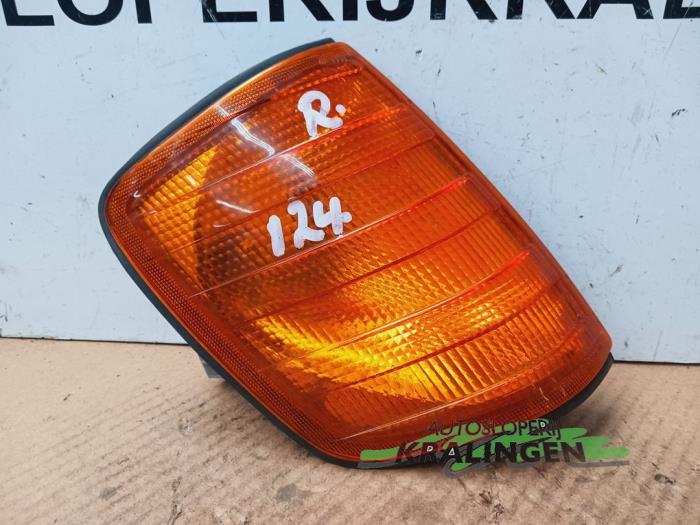 Richtingaanwijzer rechts van een Mercedes-Benz E (W124)  1991