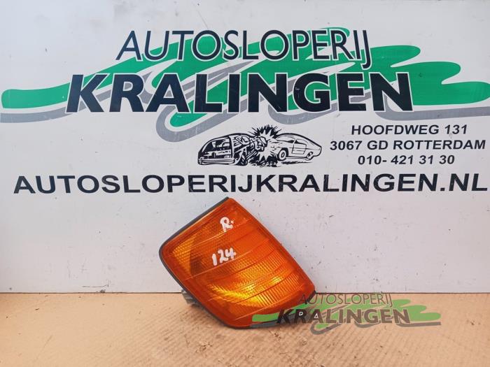 Richtingaanwijzer rechts van een Mercedes-Benz E (W124)  1991