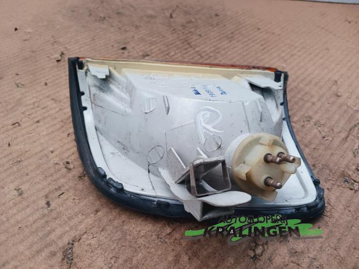 Richtingaanwijzer rechts van een Mercedes-Benz E (W124) 2.0 200 E 1992