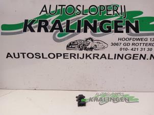 Gebruikte Schakelaar Elektrisch Raam Honda Civic (EP/EU) 1.4 16V Prijs € 9,99 Margeregeling aangeboden door Autosloperij Kralingen B.V.