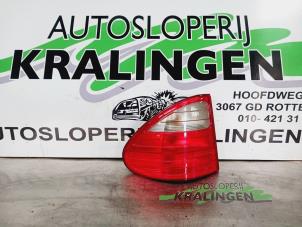 Gebruikte Achterlicht links Mercedes E Combi (S210) 2.4 E-240 V6 18V Prijs € 24,98 Margeregeling aangeboden door Autosloperij Kralingen B.V.