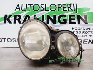 Gebruikte Rechter Koplamp Mercedes E Combi (S210) 2.4 E-240 V6 18V Prijs € 99,99 Margeregeling aangeboden door Autosloperij Kralingen B.V.