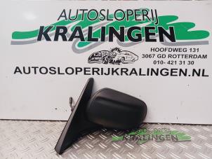 Gebruikte Spiegel Buiten links Mazda 323 Fastbreak (BJ14) 2.0 DTiD 16V Prijs op aanvraag aangeboden door Autosloperij Kralingen B.V.