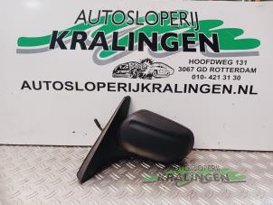 Gebruikte Spiegel Buiten links Mazda 323 Fastbreak (BJ14) 2.0 DTiD 16V Prijs op aanvraag aangeboden door Autosloperij Kralingen B.V.