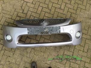 Gebruikte Voorbumper Mitsubishi Grandis (NA) 2.4 16V MIVEC Prijs € 149,98 Margeregeling aangeboden door Autosloperij Kralingen B.V.