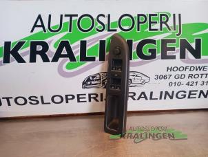 Gebruikte Elektrisch Raam Schakelaar Volkswagen Golf Plus (5M1/1KP) 1.9 TDI 105 Prijs € 14,99 Margeregeling aangeboden door Autosloperij Kralingen B.V.
