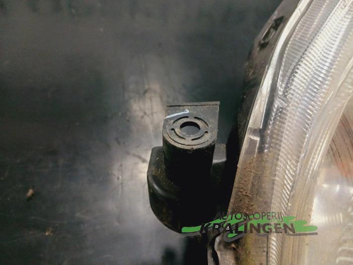 Koplamp links van een Nissan Micra (K13) 1.2 12V DIG-S 2012