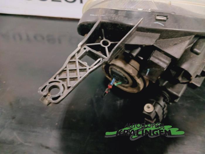 Koplamp links van een Nissan Micra (K13) 1.2 12V DIG-S 2012