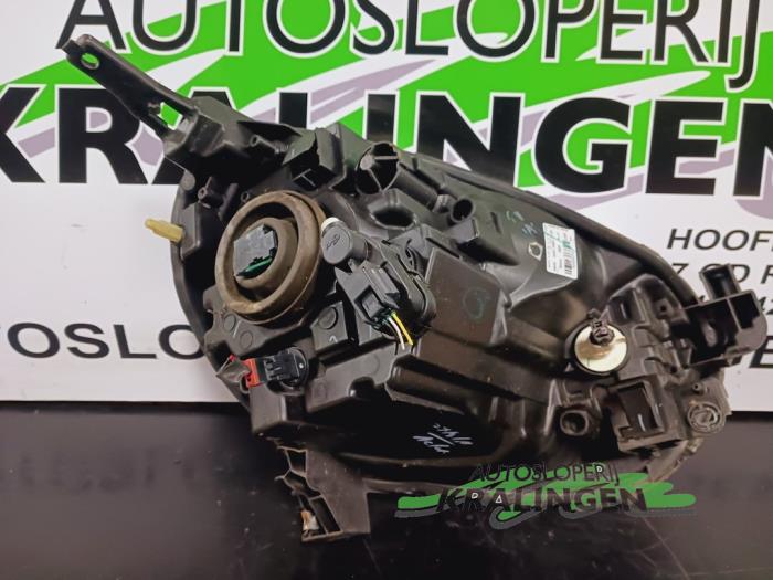 Koplamp links van een Nissan Micra (K13) 1.2 12V DIG-S 2012