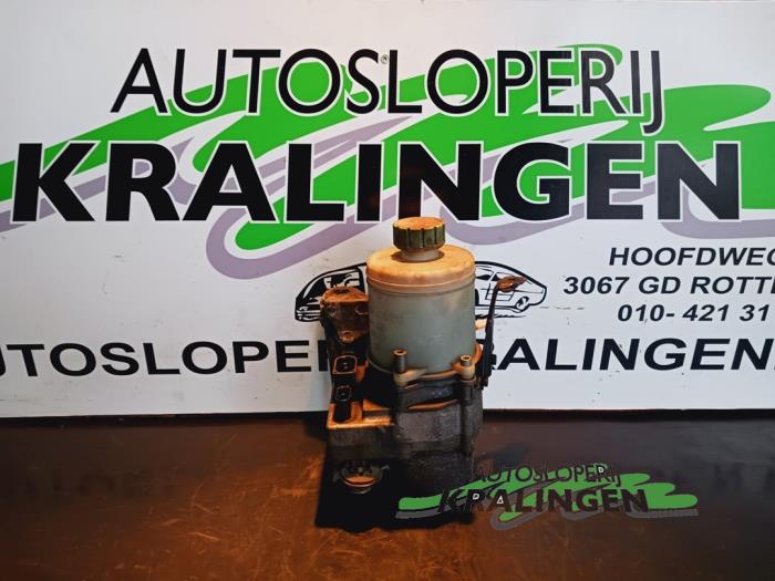 Stuurbekrachtiging Pomp van een Volkswagen Polo IV (9N1/2/3) 1.4 16V 2008