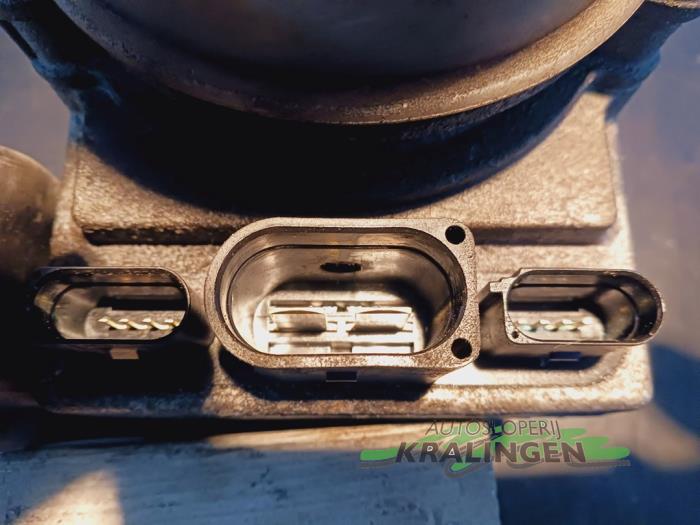 Stuurbekrachtiging Pomp van een Volkswagen Polo IV (9N1/2/3) 1.4 16V 2008