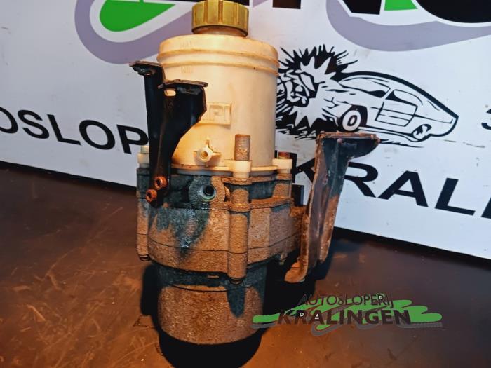 Stuurbekrachtiging Pomp van een Volkswagen Polo IV (9N1/2/3) 1.4 16V 2008