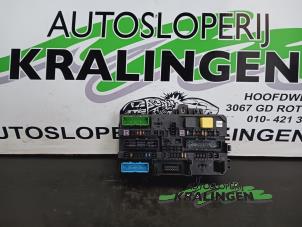 Gebruikte Zekeringkast Opel Astra H (L48) 1.6 16V Twinport Prijs € 24,99 Margeregeling aangeboden door Autosloperij Kralingen B.V.