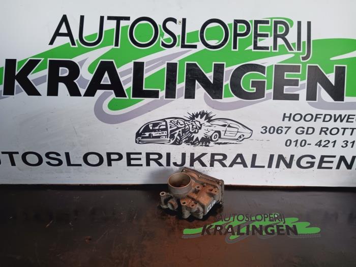 Gebruikte Gasklephuis Renault Clio III (BR/CR) 1.2 16V 75 Prijs € 49,99 Margeregeling aangeboden door Autosloperij Kralingen B.V.