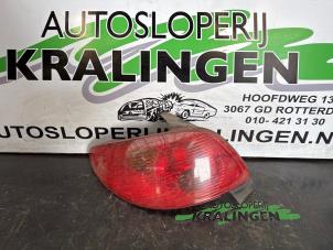 Gebruikte Achterlicht links Peugeot 206 (2A/C/H/J/S) 1.4 XR,XS,XT,Gentry Prijs € 9,98 Margeregeling aangeboden door Autosloperij Kralingen B.V.