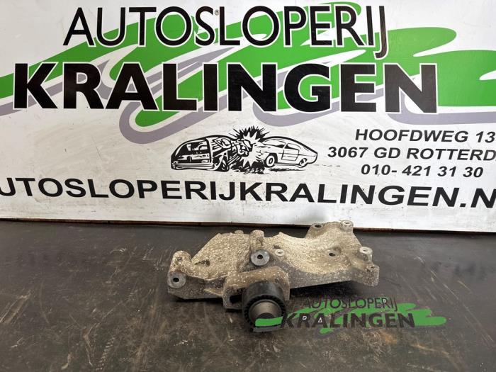 Gebruikte Dynamosteun boven Renault Clio III (BR/CR) 1.2 16V 75 Prijs € 199,99 Margeregeling aangeboden door Autosloperij Kralingen B.V.