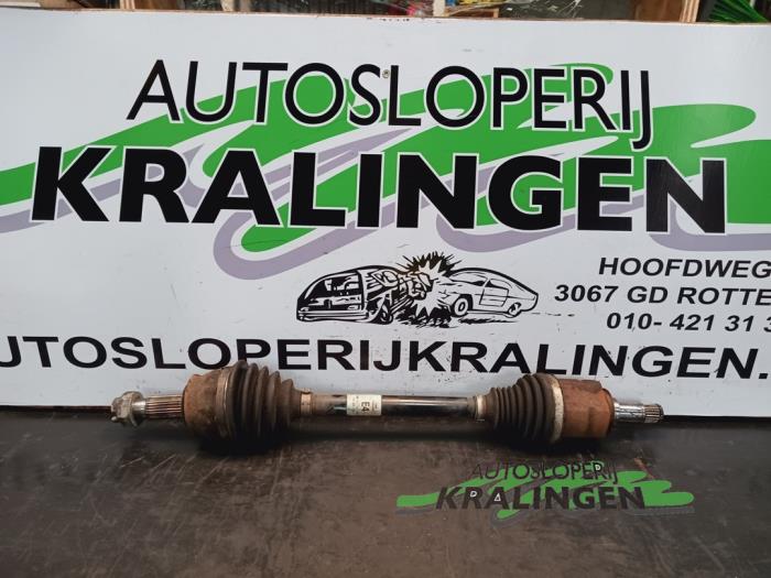 Gebruikte Aandrijfas links-voor Opel Corsa D 1.3 CDTi 16V ecoFLEX Prijs € 24,99 Margeregeling aangeboden door Autosloperij Kralingen B.V.