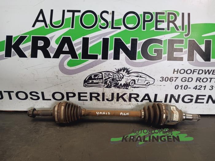 Gebruikte Aandrijfas links-voor Toyota Yaris (P1) 1.3 16V VVT-i Prijs € 24,99 Margeregeling aangeboden door Autosloperij Kralingen B.V.
