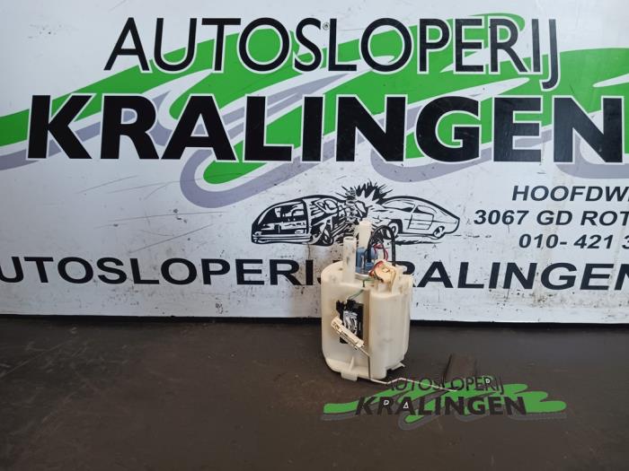 Gebruikte Benzinepomp Mercedes C (W203) 2.0 C-180 16V Prijs op aanvraag aangeboden door Autosloperij Kralingen B.V.