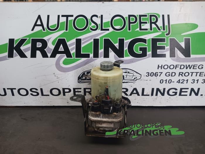 Gebruikte Pomp Servo Volkswagen Polo IV (9N1/2/3) 1.4 16V Prijs € 29,99 Margeregeling aangeboden door Autosloperij Kralingen B.V.