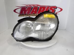 Gebruikte Linker Koplamp Mercedes C Combi (S203) 2.2 C-200 CDI 16V Prijs € 30,00 Margeregeling aangeboden door Autosloopbedrijf gebr. Maris