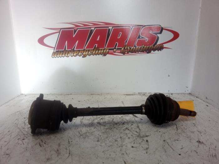 Gebruikte Aandrijfas links-voor Volkswagen Golf IV (1J1) Prijs € 30,00 Margeregeling aangeboden door Autosloopbedrijf gebr. Maris