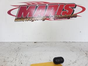 Gebruikte Raam schakelaar elektrisch Opel Astra G Caravan (F35) 1.6 GL,Club,Sport,CDX Prijs € 10,00 Margeregeling aangeboden door Autosloopbedrijf gebr. Maris