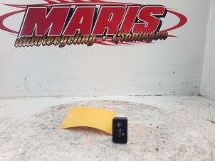 Gebruikte Schakelaar Koplamp Ihv Suzuki Swift (ZA/ZC/ZD1/2/3/9) 1.6 Sport VVT 16V Prijs € 10,00 Margeregeling aangeboden door Autosloopbedrijf gebr. Maris