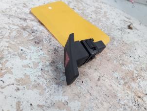 Gebruikte Gevarenlicht Schakelaar Suzuki Swift (ZA/ZC/ZD1/2/3/9) 1.6 Sport VVT 16V Prijs € 10,00 Margeregeling aangeboden door Autosloopbedrijf gebr. Maris