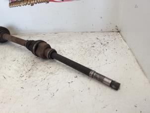 Gebruikte Aandrijfas rechts-voor Peugeot 307 SW (3H) 1.6 HDiF 110 16V Prijs € 30,00 Margeregeling aangeboden door Autosloopbedrijf gebr. Maris