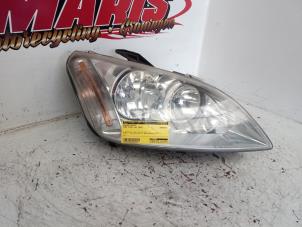 Gebruikte Koplamp rechts Ford Focus C-Max 1.8 16V Prijs € 35,00 Margeregeling aangeboden door Autosloopbedrijf gebr. Maris